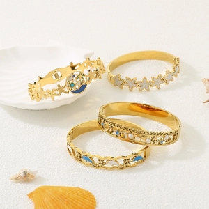 Goldenes Ozean-Armband-Set mit Delfin, Palme und Seestern für den Sommerurlaub