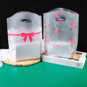 Frosted Plastic Gift Bags With Die-Cut Handle Thickened Wavy Edge Floral Strawberry Patterns For Packaging