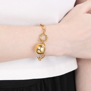 Verstellbares vergoldetes Edelstahl-Schlangenarmband mit großer polierter Kugel