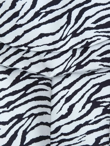 Vue macro du tissu en sergé à motif zébré avec des volants et des détails de fibres