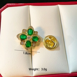 Detailed view of 1.8cm green four-leaf clover brooch with size and weight markers