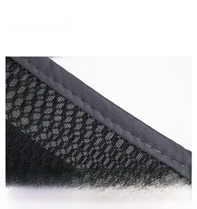 Détail des coutures renforcées sur le tissu en maille noire du chapeau de soleil sport