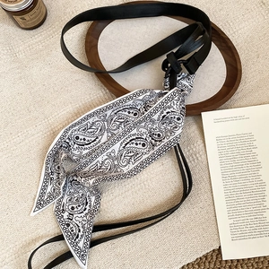Borsa a mano retrò in seta con stampa paisley e tracolla in pelle nera su legno