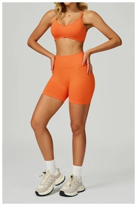 Détail de l'ensemble de yoga orange sans couture avec soutien-gorge en U et short taille haute