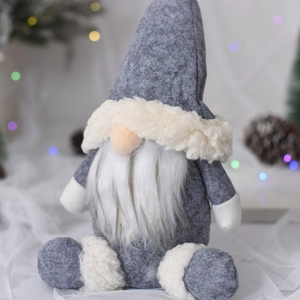 Detail eines nordischen Weihnachtsgnoms mit grauem Filzhut und weißem Bart Dekoration