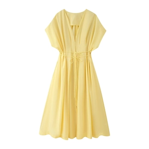 Elegante abito midi giallo chiaro con scollo a V e lacci in vita su sfondo bianco