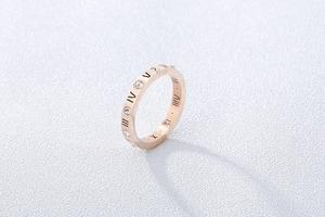 Détails de la bague en or rose 18k avec chiffres romains et diamants scintillants