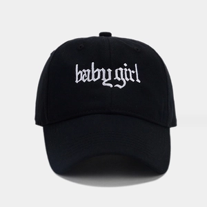 Dettaglio del ricamo bianco baby girl in stile gotico su cappello nero cotone