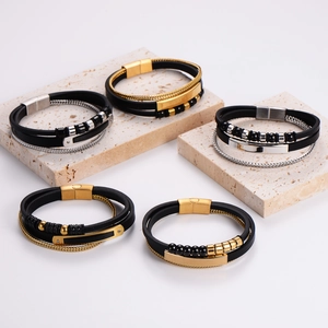 Minimalistische schwarze Lederarmbänder für Herren mit Edelstahlverschluss auf Marmor