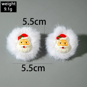 Detailansicht der 5,5 cm weißen Plüschohrringe mit festlichen Weihnachtsmann-Anhängern