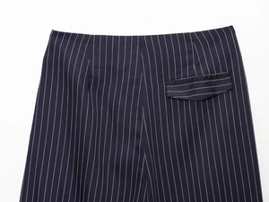 Detail der dunkelblauen Nadelstreifenhose mit Fokus auf hochwertige Nähte und Gesäßtaschen