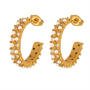 Boucles d'oreilles créoles C dorées 18K avec perles d'imitation et strass scintillants