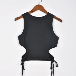 Détail d'un crop top noir ajouré avec cordon de serrage latéral et design sans manches