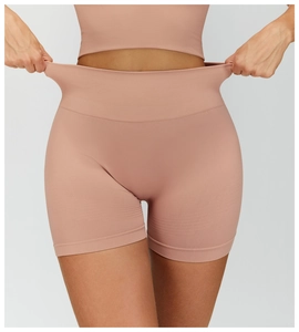 Détail du short de yoga sans couture à taille haute montrant l'élasticité du tissu extensible