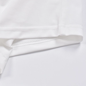 Nahaufnahme von weißem Strickstoff mit feiner Textur und professionellen Doppelnaht-Details