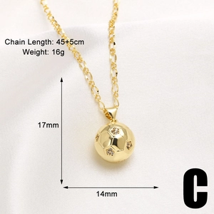 Détails du pendentif de football avec placage en or 18 carats et incrustation de zircon