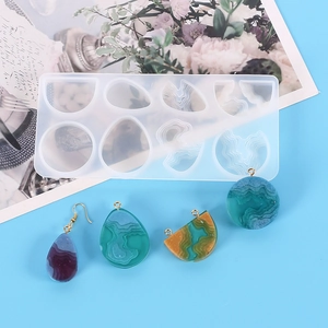 Vue détaillée des moules en silicone ondulé et pendentifs en résine paysage insulaire