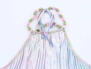 Détail du haut dos nu Y2K avec tissu plissé tie-dye et bretelles perlées colorées