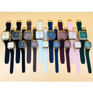 Orologi quadrati dorati colorati con cinturini in silicone in varie tonalità in due file