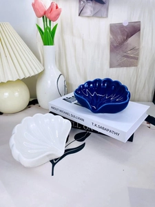 Dettaglio di portasapone creativi in ceramica a forma di conchiglia blu e bianca