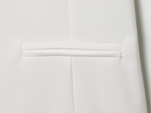 Dettaglio della tasca dell'abito bianco con cuciture doppie rifinite con cura