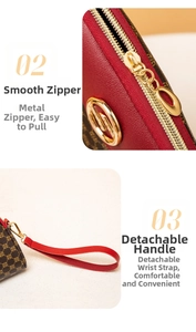 Détail de la fermeture éclair rouge et du charme en métal doré sur le sac en cuir marron