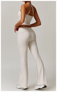 Détail du pantalon de yoga évasé à taille haute et du haut dos nu en blanc crème