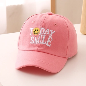 Nahaufnahme der rosa Kinder-Baseballkappe mit Today Smile-Stickerei und Smiley