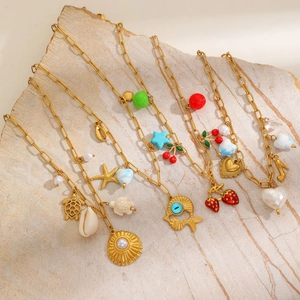 Dettaglio della collana a catena dorata con ciondoli in smalto colorato e perle su pietra