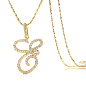 Vue détaillée du collier doré avec pendentif lettre cursive serti et chaîne maille vénitienne