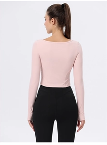 Detailansicht des offenen Rückens und Rippstrickstoffs des rosa Yoga-Langarmtops