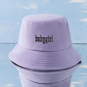 Dettaglio del ricamo babygirl gotico su un cappello a secchiello in cotone viola