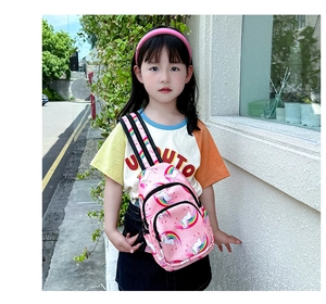 Bolso de pecho rosa para niñas con estampados de unicornio y arcoíris para actividades
