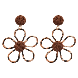 Boucles d'oreilles fleurs en tissu léopard marron avec texture tissée et touches dorées