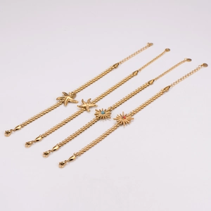 Lot de quatre bracelets en acier inoxydable plaqué or 18 carats avec étoile de mer