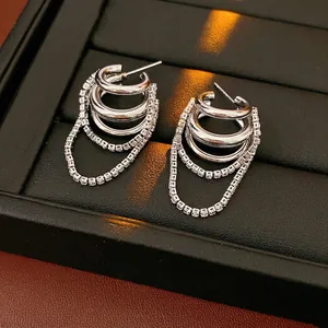 Boucles d'oreilles créoles multicouches argentées avec pompons en zircon blanc sur noir