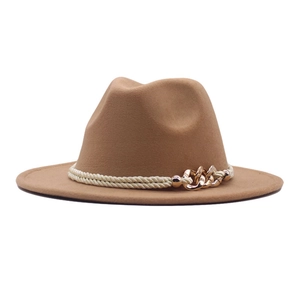 Chapeau fedora marron clair à large bord avec élégante chaîne dorée décorative