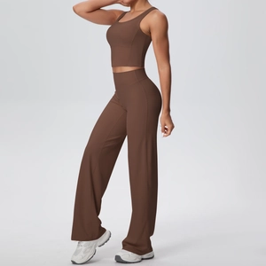 Dettaglio completo sportivo marrone con pantaloni a gamba larga e top corto
