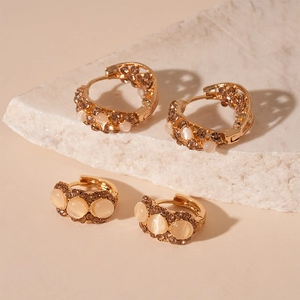 Lot de boucles d'oreilles dorées géométriques avec pierres œil de chat et strass bruns