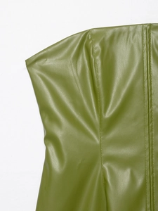 Gros plan détaillé montrant les coutures précises et la texture du cuir PU vert olive