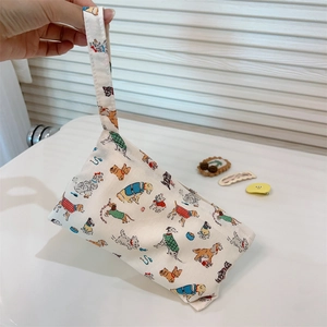 Gros plan de motifs de chiens mignons sur un petit sac de poignet en toile de coton