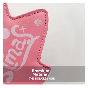 Détail du sac en cuir rose avec texte Christmas blanc et motifs de flocons
