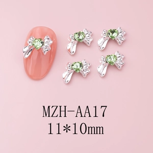Fiocco argentato per nail art con gemma cuore verde, dettaglio dimensioni 11x10mm