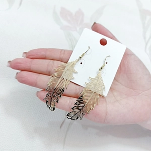 Élégantes boucles d'oreilles ailes en or rose avec texture plume creuse pour femme