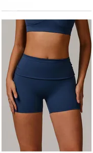 Détail de l'ensemble short de yoga taille haute en tissu recyclé bleu crépuscule et haut