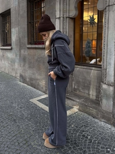 Survêtement gris foncé pour femme avec rayures blanches et pantalon large à taille haute