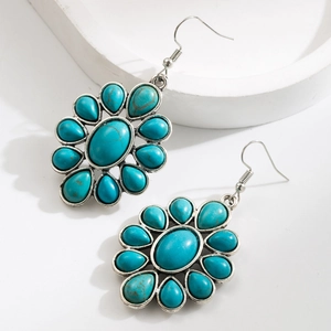 Détails de boucles d'oreilles bohèmes en argent avec grappes de turquoise bleue