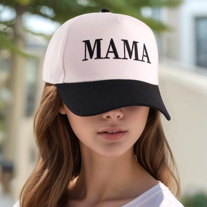Berretto da baseball bicolore con ricamo MAMA rosa e nero indossato in un ambiente esterno