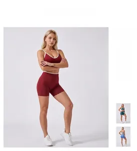 Detail der High-Waist Yoga-Shorts und Sport-BH mit kontrastierenden Paspelierungen
