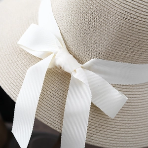 Chapeau de paille rétro à bord large avec ruban blanc pour vacances à la plage